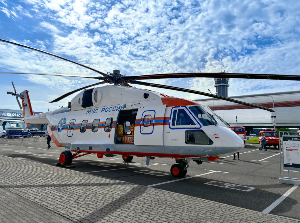 Рекорд дальности: Ростех впервые представил арктический вертолёт Ми-38ПС