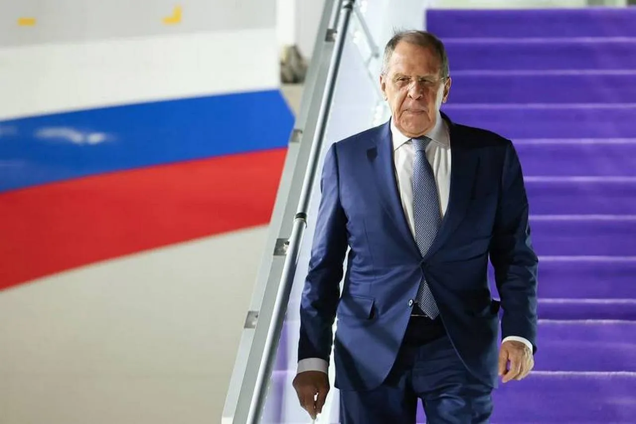 Лавров: Россия готова к переговорам, но останавливать боевые действия не будет