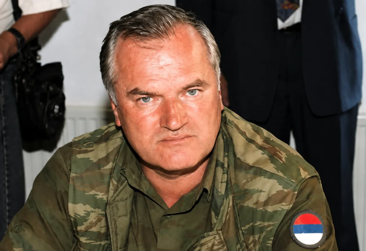 Младича, обвинённого в геноциде, похоронили в Белграде с воинскими почестями