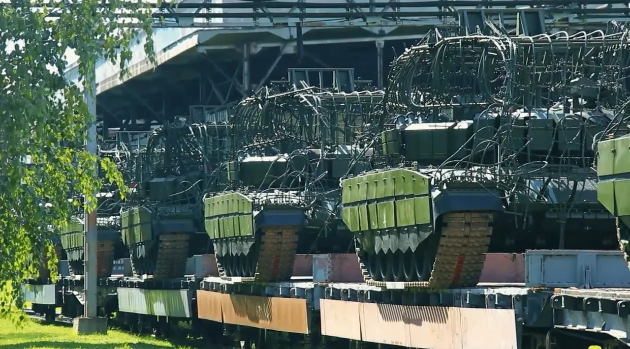 Танки Т-90М и Т-72Б3М замечены с заводскими «мангалами» новой конструкции