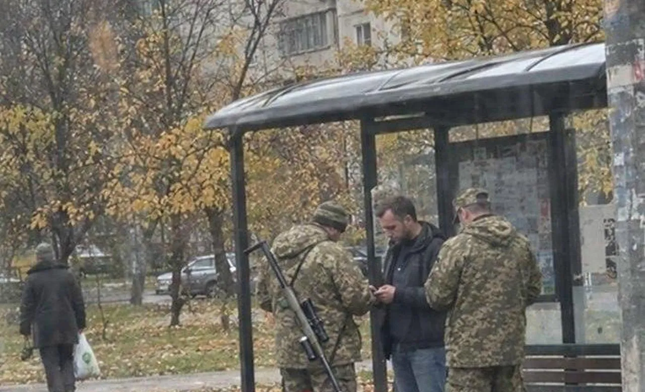 Харьковский военком вышел в рейд за уклонистами с ветеринарным ружьём