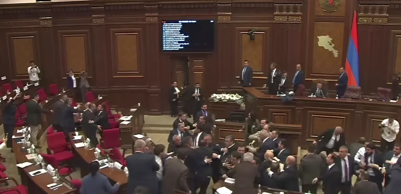 Сегодняшняя массовая драка в парламенте Армении попала на видео