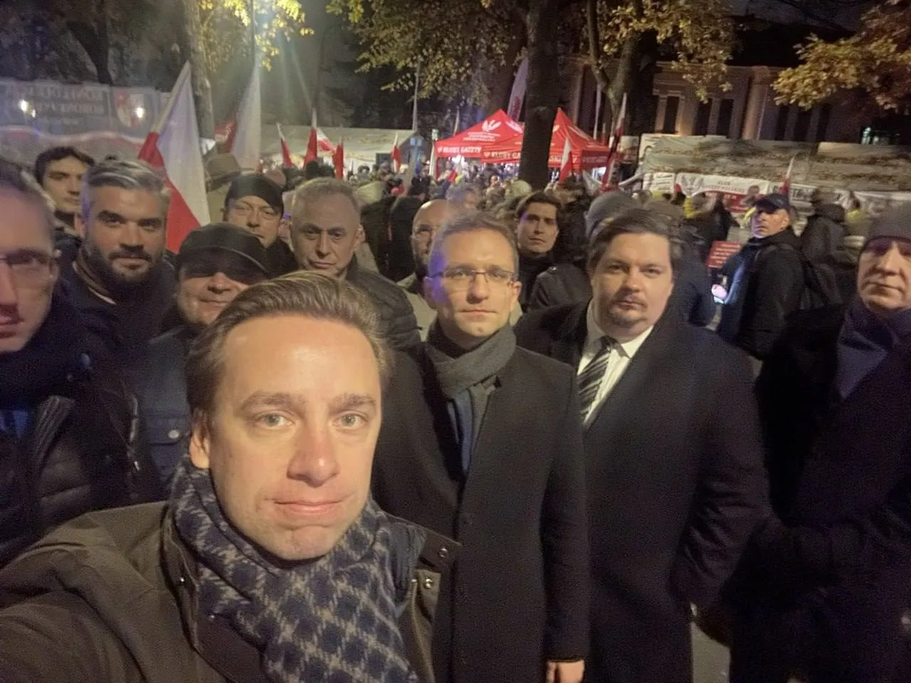 En raison de la tentative de coup d'État en Pologne, Nawrocki est rentrée d'urgence à Varsovie.