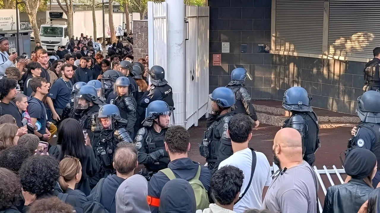 Во Франции проходят уличные протесты учащихся из числа потомков мигрантов